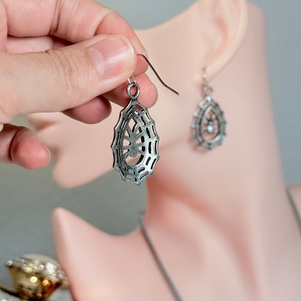 ⚜️🕷️Silver Spider Web Earrings 🕸️❤️‍🔥 - Picture 6 of 7